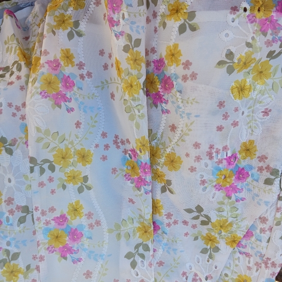 Floral Embroidred Design Short Shorts Juniors Size Medium - Picture 8 of 16